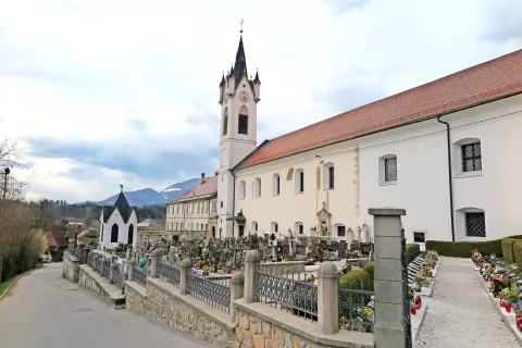 V cerkvi v Mekinjah je na veliko noč potekala maša, na kateri je bilo poleg župnika prisotnih tudi več vernikov. / Foto: Jasna Paladin / Foto: 