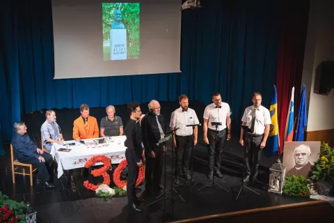 O tem, kako so se rojevali Aljaževi dnevi, so na dovškem odru govorili Mihael Kersnik, Franc Urbanija, Mirko Rabič in France Voga. Pogovor je vodil Marsel Gomboc, nastopil je kvintet Vintgar. / Foto: Nik Bertoncelj