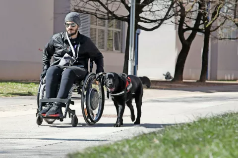 Domen Adamič in pes pomočnik Nil / Foto: Gorazd Kavčič / Foto: 