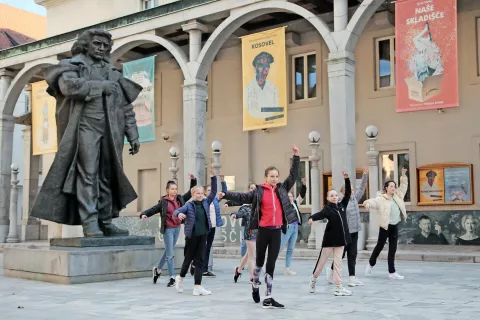 Izobraževanje do vključno 11. aprila znova poteka na daljavo, tudi za mlade baletnice v Kranju, ki jih je fotograf posnel pred začasno ustavitvijo javnega življenja. / Foto: Gorazd Kavčič / Foto: 