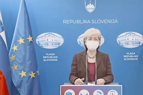 Nacionalna koordinatorica programa cepljenja na Nacionalnem inštitutu za javno zdravje dr. Marta Grgič Vitek na današnji novinarski konferenci / Foto: posnetek zaslona / Foto: 
