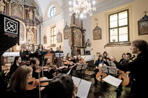 Glasbena šola Škofja Loka večkrat koncertira v cerkvi Žalostne Matere Božje (t. i. špitalske) na Lontrgu. Fotografija je s pasijonskega koncerta leta 2019 v okviru takratnih Dnevov Škofjeloškega pasijona, nastopil je godalni orjester Camerata Puštal z dirigentom Tilnom Drakslerjem in solistkama Marto Močnik Pirc in Saško Kolarič. / Foto: Jana Jocif / Foto: 