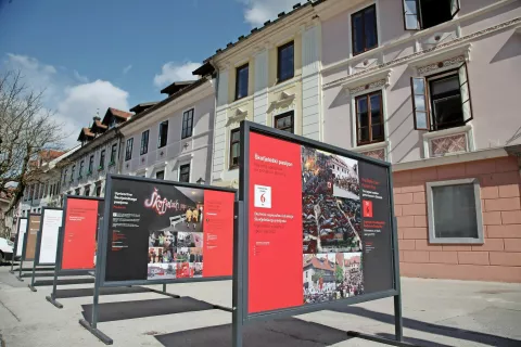 Razstava Škofjeloški pasijon na Mestnem trgu / Foto: Gorazd Kavčič / Foto: 