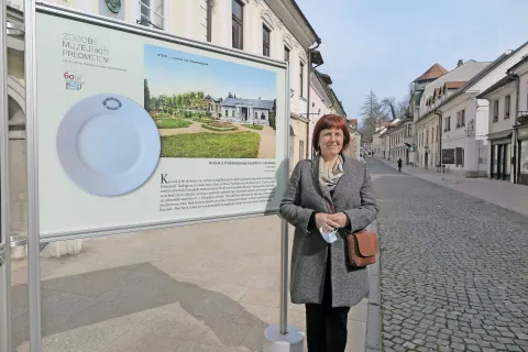 Zora Torkar na razstavi Zgodbe muzejskih predmetov. Eden takšnih je tudi krožnik iz Prašnikarjevega kopališča in zdravilišča, znanega tudi kot Kurhaus. / Foto: 