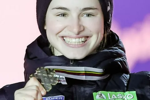 Nika Križnar je srebru z ekipne tekme dodala še bron s posamične na veliki skakalnici. / Foto: Sloski / Foto: 