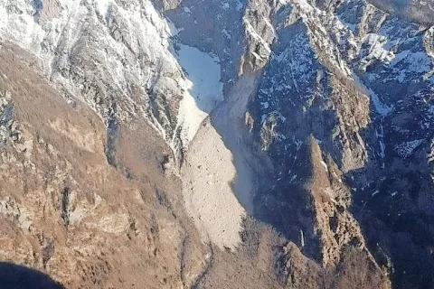 Pogled na skalni podor v steni Rzenika iz zraka / Foto: Robi Poličnik / Foto: 