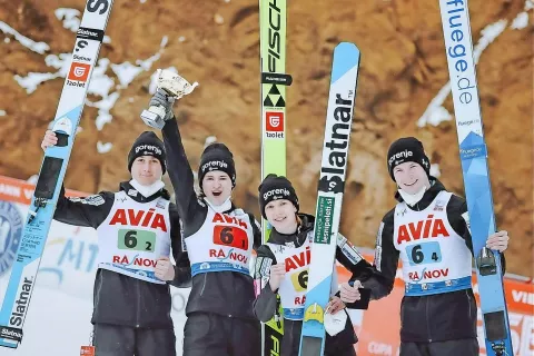 Gorenjci Cene Prevc, Nika Križnar, Ema Klinec in Žiga Jelar so na tekmi mešanih ekip v Rasnovu v Romuniji, zadnji pred svetovnim prvenstvom, osvojili drugo mesto. / Foto: FB Žige Jelarja / Foto: 