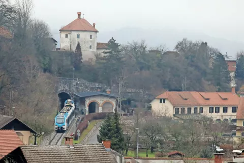 Na kamniški progi že vozi nov vlak, ki pa za boljši javni prevoz ni dovolj. Proga je namreč zastarela in prepočasna, zato je nujna njena posodobitev. / Foto: Gorazd Kavčič / Foto: 