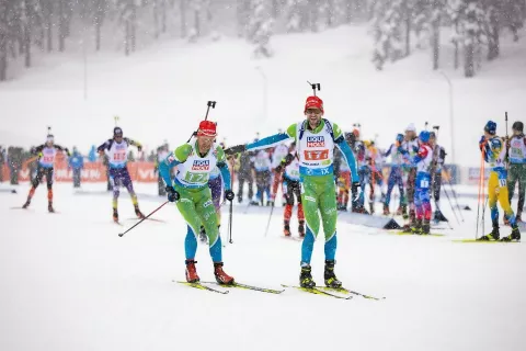 Jakov Fak (desno) je nastopil prvi in Klemnu Bauerju predal kot četrti. / Foto: Matic Klanšek / Foto: 