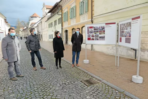 Razstavo na Šutni so si takole ogledali (od leve): vršilec dolžnosti direktorja Zavoda za turizem, šport in kulturo Kamnik Franci Kramar, pomočnik ravnateljice Pavel Škoberne, ravnateljica GSŠRM Bernarda Trstenjak in župan Matej Slapar. / Foto: 