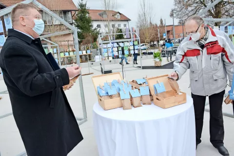 S smleškim rogljičkom sta si postregla tudi Ivo Rep, podžupan Medvod (levo), in Roman Veras, predsednik KUD JaReM. V ozadju je razstava Poezija iz mehurčkov, ki bo na ogled do 8. marca. / Foto: 