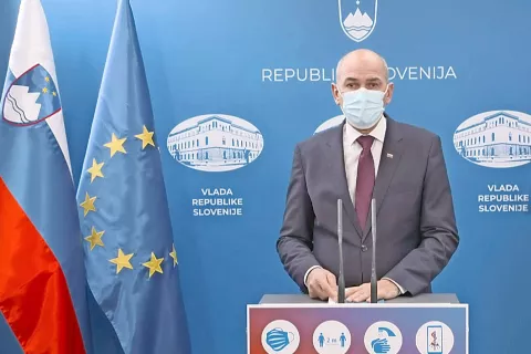 Predsednik vlade je povedal, da smo od slovaške vlade dobili nekaj tisoč testov, ki so občutljivi samo na angleški sev. Pristojni na NIJZ so včeraj te teste prevzeli, danes so že testirali 80 vzorcev. Pri dveh od njih obstaja močan sum na angleški sev virusa. / Foto: posnetek zaslona / Foto: 