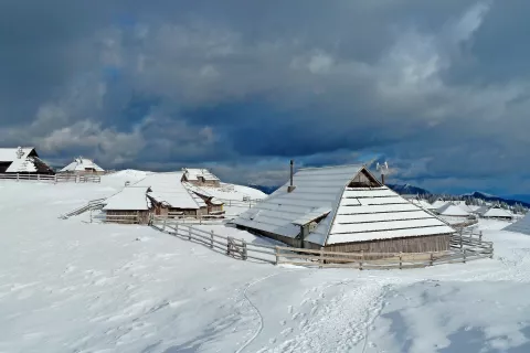 Lastniki koč na Veliki planini imajo odvajanje odpadnih voda različno urejeno. / Foto: 