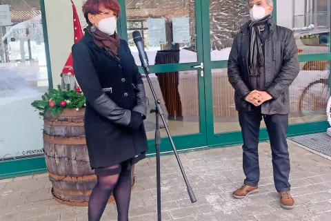 Državni sekretar Cveto Uršič je v nedeljo obiskal Dom Viharnik v Kranjski Gori. Na sliki z direktorico doma Karmen Romih. / Foto: Maruška Pleničar / Foto: 