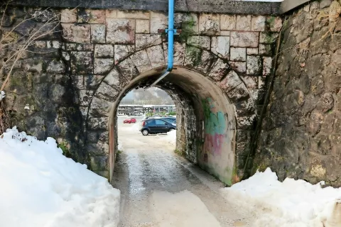 Kamniti obok iz časov avstro-ogrske monarhije bodo ob gradnji novega nadvoza morali porušiti. / Foto: 