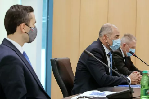 Predstavili so načrt sproščanja ukrepov, od leve podpredsednik vlade Matej Tonin, premier Janez Janša in podpresednik vlade Zdravko Počivalšek. / Foto: Gorazd Kavčič / Foto: 