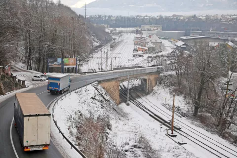 Med načrtovanimi investicijami je tudi most nad železnico v Kranju. / Foto: Gorazd Kavčič / Foto: 