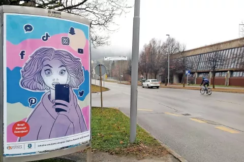 Likovna dela mladih, ki so ustvarjali na temo zasvojenosti, so objavljena tudi na plakatnih mestih v Kamniku in okolici. / Foto: 