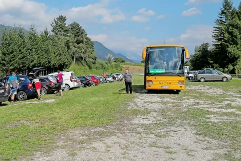 Občina Kranjska Gora želi v Mojstrani in okolici urediti tudi več parkirišč in vzpostaviti javni prevoz v dolino Vrata. Posnetek je s promocijskega dneva umirjanja prometa in spodbujanja trajnostne mobilnosti v dolini Vrata, ki velja za eno najlepših alpskih dolin v Triglavskem narodnem parku. / Foto: Tina Dokl (arhiv Gorenjskega glasa) / Foto: 