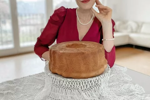 Nataše Kne je članica Interesnega združenja Podbreška potica in mojstrica peke Podbreške potice. Tokrat ni spekla klasične Podbreške potice, temveč potico po lastnem receptu. / Foto: arhiv združenja / Foto: 