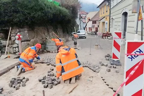 Sadnikarjeva ulica v starem mestnem jedru bo tudi po prenovi tlakovana z granitnimi kockami. / Foto: Občina Kamnik / Foto: 