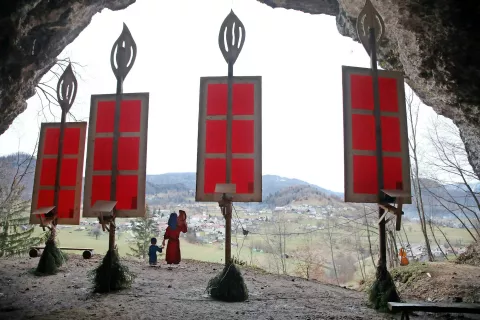 V Poglejski cerkvi so najprej zažarele adventne sveče, v teh dneh pa so v njej postavili še jaslice. / Foto: Gorazd Kavčič / Foto: 