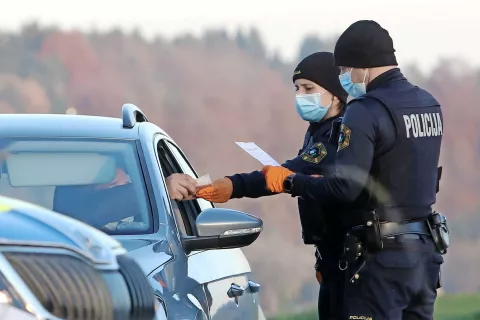 Prehajanje občinskih in regijskih meja bo za obiskovanje bližnjih dovoljeno med božičnimi, v primeru ugodne epidemiološke slike pa tudi novoletnimi prazniki. / Foto: Gorazd Kavčič / Foto: 