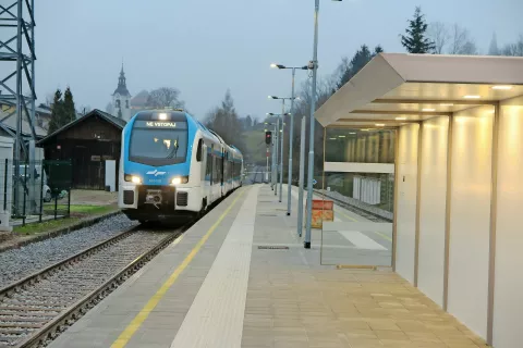 Nov Stadlerjev vlak, ki bo potovalni čas po navedbah Slovenskih železnic skrajšal za do deset odstotkov, je takole pripeljal na prenovljeno železniško postajo Kamnik-Graben. / Foto: 