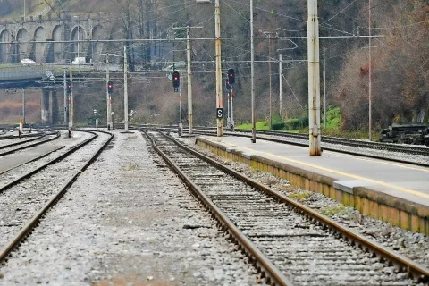 Družba 2TDK je štirim ponudnikom priznala usposobljenost za gradnjo drugega tira, o sposobnosti konzorcija Gorenjske gradbene družbe, Metrostava in CGP-ja Novo mesto bo morala zdaj ponovno odločati. / Foto: Primož Pičulin / Foto: 