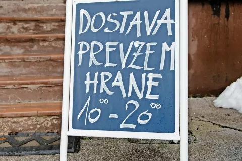 Dovoljen ostaja osebni prevzem blaga ali hrane na prevzemnih mestih, razen alkohola. Nova prepoved se nanaša zlasti na osebni prevzem alkoholnih pijač v gostinskih obratih. (Fotografija je simbolična.) / Foto: Primož Pičulin / Foto: 