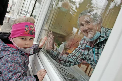 Ganljivo srečanje prababice Tončke in pravnukinje Brine / Foto: Gorazd Kavčič / Foto: 