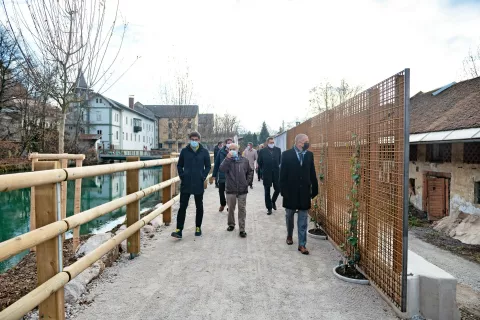 V Majdičevem logu je nova kranjska sprehajalna pot, ki je hkrati tudi kolesarska povezava med starim mestom ter zelenimi površinami ob Savi in nakupovalnim središčem. Prejšnji teden si je pridobitev ogledal tudi kranjski župan Matjaž Rakovec. / Foto: Primož Pičulin / Foto: 