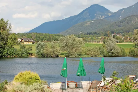 Pogled na zahodno obalo jezera Črnava, ki jo bodo prihodnje leto začeli urejati / Foto: Gorazd Kavčič / Foto: 