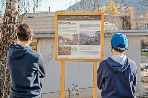 Tematska pot po Murovi je opremljena s sedmimi informativnimi tablami. / Foto: 