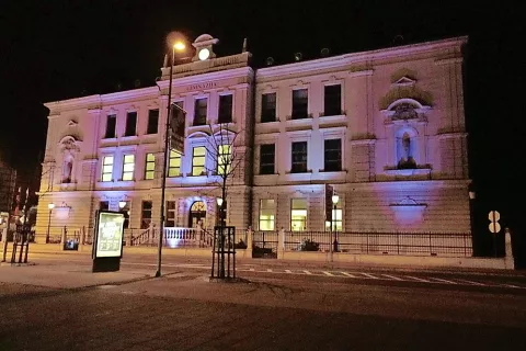 Tema 14. novembra, svetovnega dneva sladkorne bolezni, je bila Medicinske sestre in sladkorna bolezen. Cilj je povečati ozaveščanje o ključni vlogi medicinskih sester pri podpori osebam, ki živijo s sladkorno boleznijo. Gimnazija Kranj je bila osvetljena s simbolno modro barvo. / Foto: 