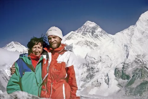 Marija in Andrej Štremfelj pred tridesetimi leti po vrnitvi z vrha in Everest v ozadju … / Foto: osebni arhiv zakoncev / Foto: 