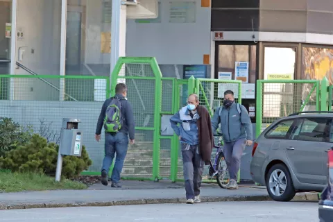 Na delo je treba priti, četudi je javni promet začasno ustavljen. / Foto: Gorazd Kavčič / Foto: 