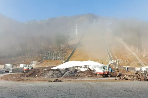 Ta teden so v Planici začeli razgrinjati sekance, pod katerimi se je obdržalo okrog pet tisoč kubičnih metrov snega. / Foto: Andraž Sodja / Foto: 