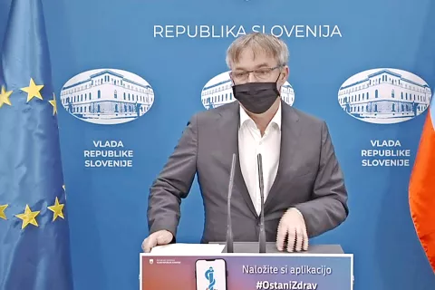 Dušan Olaj: »Veliko gospodarstva in industrije še vedno deluje in prav je, da deluje. Ključnega pomena pa je, da tudi v teh dejavnostih, ki obratujejo v celoti, upoštevajo preventivne in samozaščitne ukrepe.« Pomoči gospodarstvu je namenjen tudi t. i. PKP6. / Foto: posnetek zaslona / Foto: 