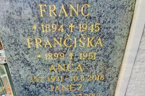 Rdečo zvezdo na družinskem grobu Čopovih na Blejski Dobravi je nekdo prebarval na črno. / Foto: 