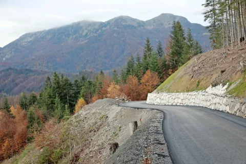 V ureditev odseka Štulc–Jurež je Občina Železniki vložila 193 tisoč evrov. / Foto: Gorazd Kavčič / Foto: 