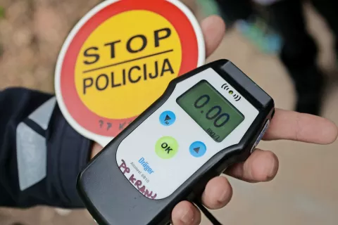 V prvem valu epidemije covida-19 se je delež vinjenih povzročiteljev prometnih nesreč z lanskih 9,5 odstotka povzpel na 13,5 odstotka. / Foto: Gorazd Kavčič / Foto: 