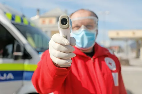 Z odlokom se ponovno uvaja možnost, da lahko na mejnih prehodih na zunanji meji in na kontrolnih točkah na notranjih mejah Slovenije zdravstvena služba preverja zdravstveno stanje oseb, ki prehajajo mejo. / Foto: Tina Dokl (arhiv) / Foto: 