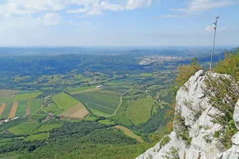 Zgornji obok okna je pravzaprav naravni most, s katerega je čudovit razgled na Vipavsko dolino, v smeri Nove Gorice, tržaškega zaliva, vse tja do Dolomitov. / Foto: Jelena Justin / Foto: 