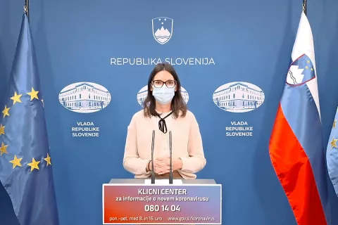 Novinarsko konferenco je vodila namestnica vladnega govorca Maja Bratuša. / Foto: zajem zaslona / Foto: 