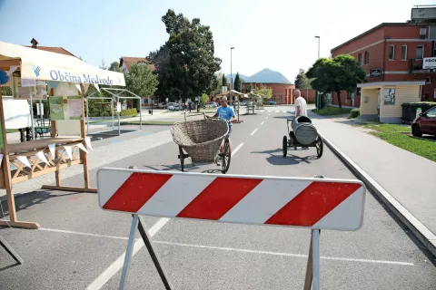 Središče Medvod je bilo zaprto za promet, novost v programu letošnjega Evropskega tedna mobilnosti v Medvodah pa je bila razstava Sniške gare, na kateri so bila vozila trajnostne mobilnosti iz naše preteklosti. / Foto: Gorazd Kavčič / Foto: 