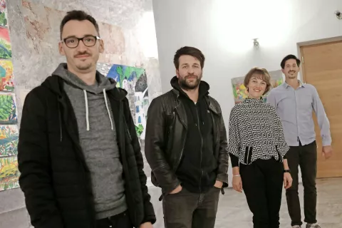 Matej Vidmar, Aljaž Tepina, Blanka Avguštin Florjanovič in Tine Škrbec (od leve) so v Sokolskem domu predstavili film o restavriranju knjige Škofjeloški pasijon. / Foto: Gorazd Kavčič / Foto: 