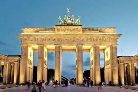 Brandenburška vrata (Brandenburger Tor) v Berlinu so simbol ponovno združene Nemčije v letu 1990. / Foto: Wikipedija / Foto: 