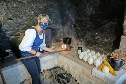 V črni kuhinji na Visokem po novem pripravljajo tudi terjakov čaj, ob katerem postrežejo domače buhteljne. / Foto: 