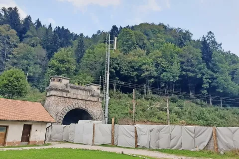 Prenova železniškega predora Karavanke se je začela, gradbišče je v celoti ograjeno, ne nazadnje so v neposredni bližini tudi otroški vrtec, otroško igrišče in balinišče. / Foto: 